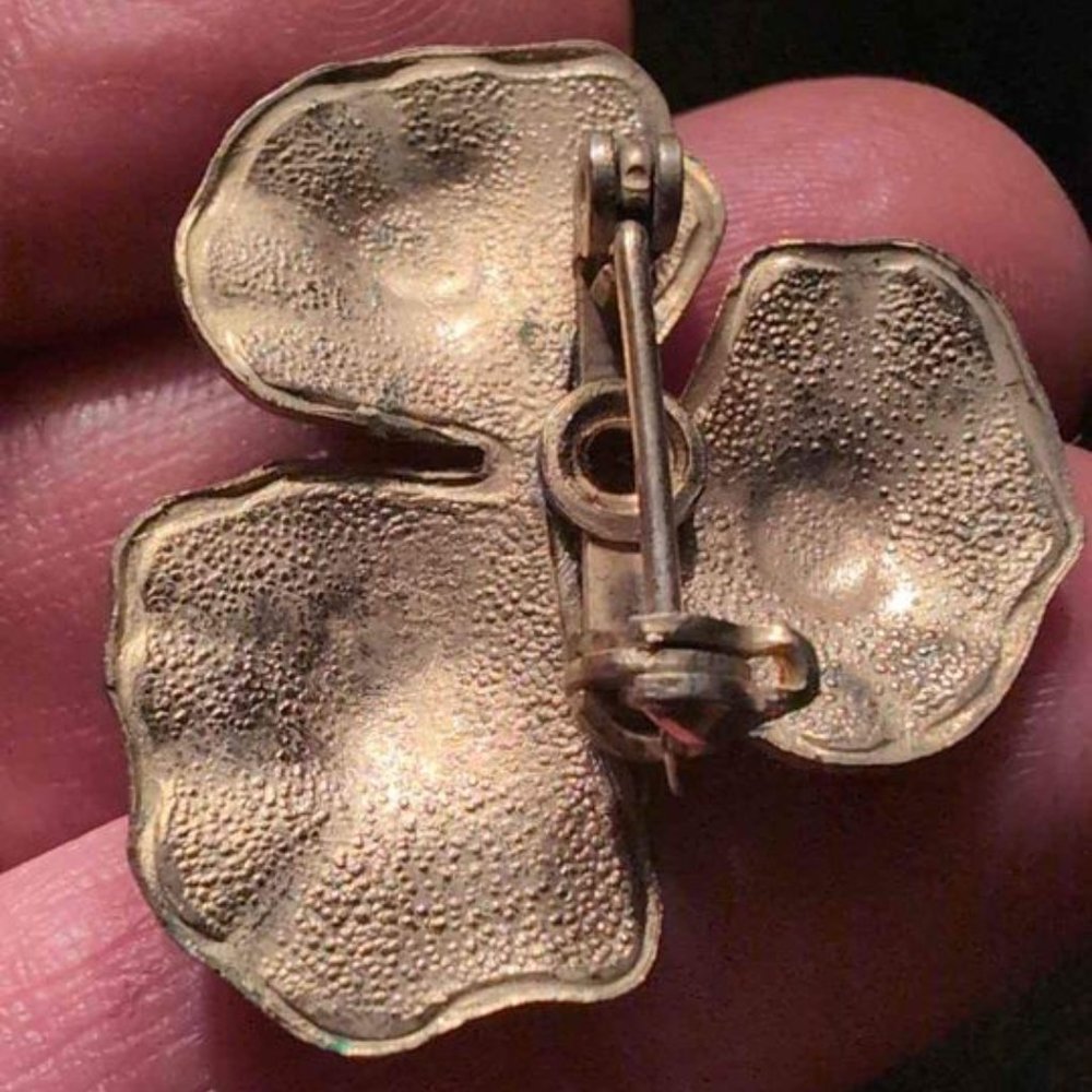 Vintage Pansy Purple and White Brooch with Gold Trim and white.pearl.bead Center - Picture 4 of 8